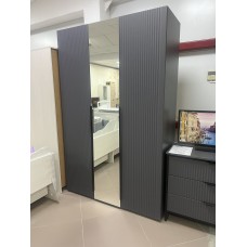 Шкаф трехдверный Нора с комплектом полок